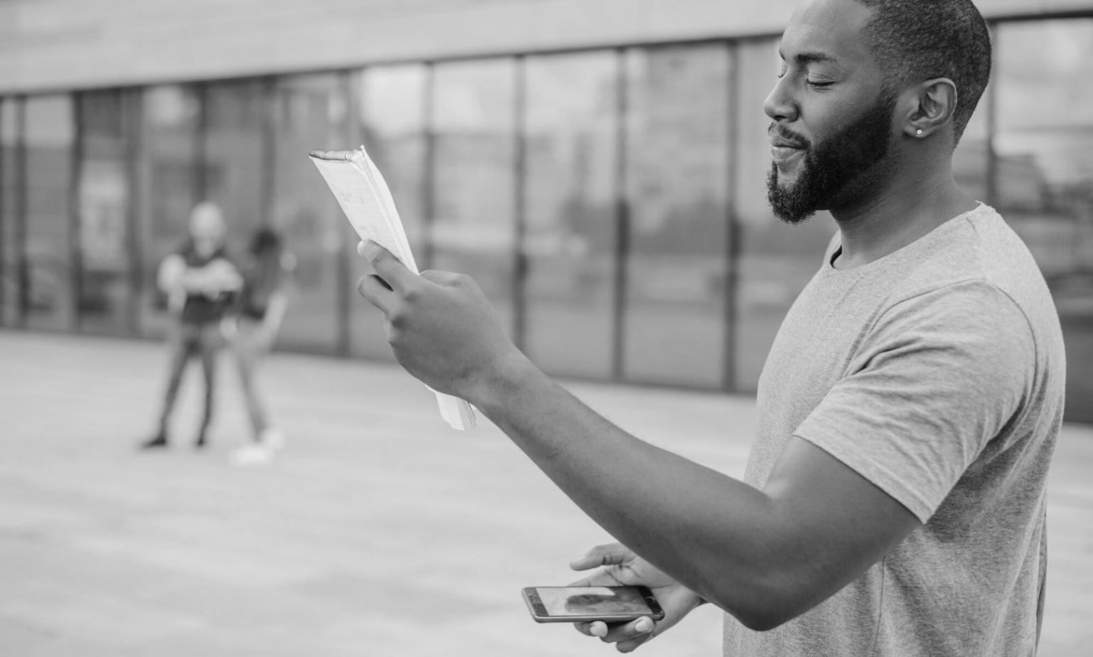 Teilnehmerin analysiert Finanzunterlagen mit Laptop und Notizen