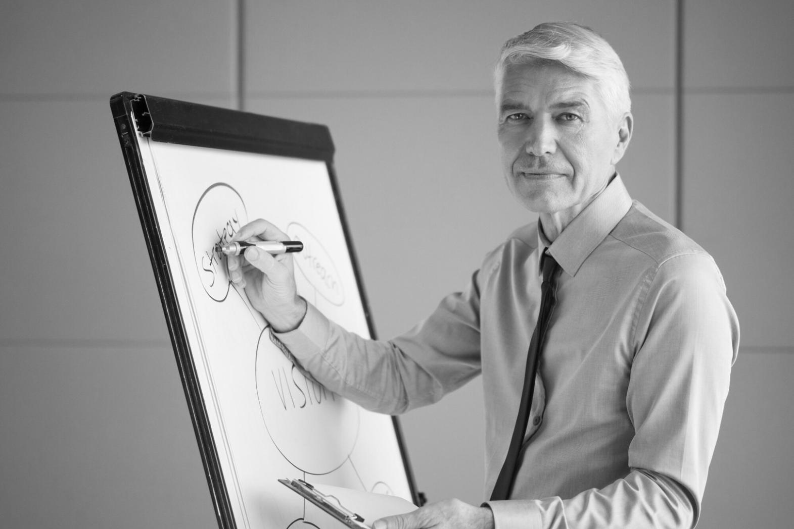 Arbeitsplatz mit Finanzunterlagen und Taschenrechner für Budgetplanung