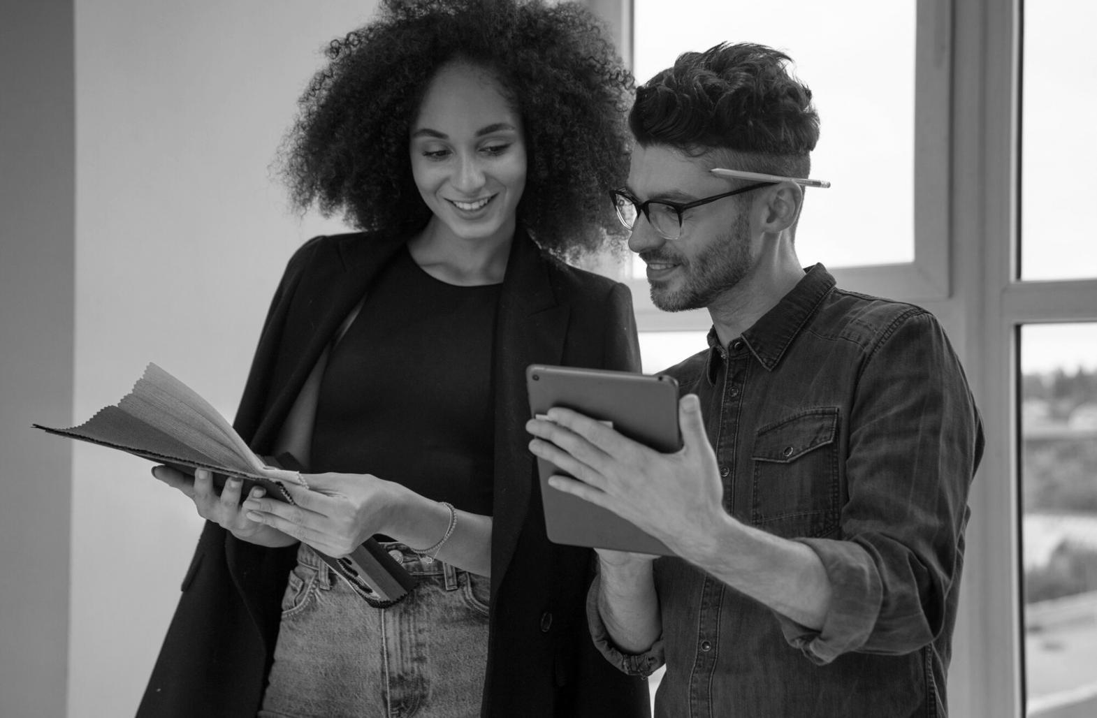 Finanzplanung am Schreibtisch mit Laptop und Dokumenten